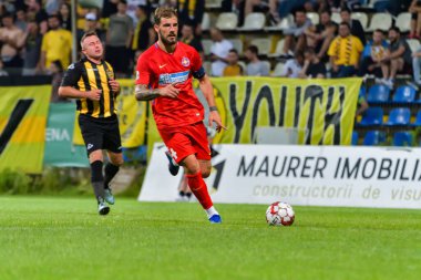 BRASOV, ROMANIA - 25 Haziran 2019: Meçhul Futbolcu, SR Brasov - FCSB, Silviu Ploesteanu Stadyumu. , Brasov, Romanya