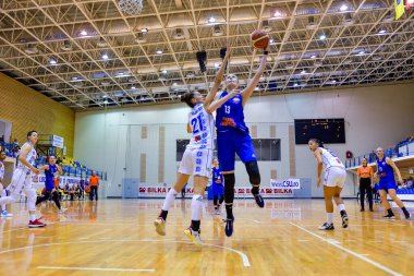 Brasov, Romanya - 30 Mart 2019: OSU Olimpia Brasov ile Ulusal Bayanlar Basketbol Ligi 'nde oynayan CSM Targoviste arasındaki maçta tanınmayan basketbolcu Whitted