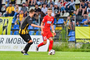 BRASOV, ROMANIA - 25 Haziran 2019: Meçhul Futbolcu, SR Brasov - FCSB, Silviu Ploesteanu Stadyumu. , Brasov, Romanya