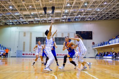 Brasov, Romanya - 30 Mart 2019: OSU Olimpia Brasov ile Ulusal Bayanlar Basketbol Ligi 'nde oynayan CSM Targoviste arasındaki maçta tanınmayan basketbolcu Whitted