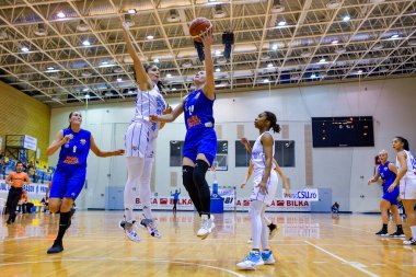 Brasov, Romanya - 30 Mart 2019: OSU Olimpia Brasov ile Ulusal Bayanlar Basketbol Ligi 'nde oynayan CSM Targoviste arasındaki maçta tanınmayan basketbolcu Whitted