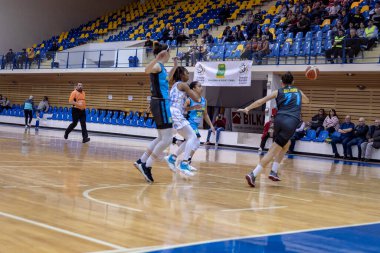 Brasov, Romanya - 21 Kasım 2019: CSU Olimpia Brasov ile CS Phoenix Constanta arasında oynanan Ulusal Bayanlar Basketbol Ligi maçında tanınmayan basketbolcu Whitted