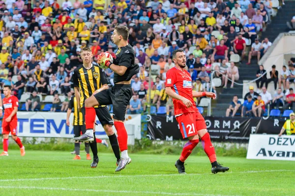 Brasov ルーマニア 6月25 2019 サッカー選手を知らない フレンドリーなサッカー試合Srブラゾフ Fcsb 上のSilviu Ploesteanuスタジアム ルーマニアのブラゾフ — ストック写真