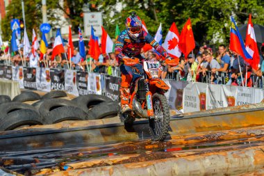SIBIU, ROMANIA - 28 Temmuz: Red Bull ROMANIACS Hard Enduro Rallisi 'nde bilinmeyen bir rakip. Dünyanın en zor dayanıklı rallisi. 24-28 Temmuz 2018 tarihleri arasında Romanya 'nın Sibiu kentinde