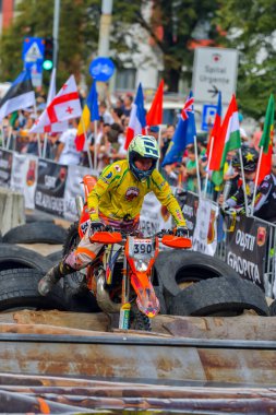 SIBIU, ROMANIA - 28 Temmuz: Red Bull ROMANIACS Hard Enduro Rallisi 'nde bilinmeyen bir rakip. Dünyanın en zor dayanıklı rallisi. 24-28 Temmuz 2018 tarihleri arasında Romanya 'nın Sibiu kentinde