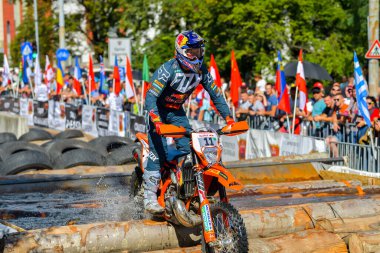 SIBIU, ROMANIA - 28 Temmuz: Red Bull ROMANIACS Hard Enduro Rallisi 'nde bilinmeyen bir rakip. Dünyanın en zor dayanıklı rallisi. 24-28 Temmuz 2018 tarihleri arasında Romanya 'nın Sibiu kentinde