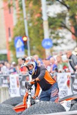 SIBIU, ROMANIA - 28 Temmuz: Red Bull ROMANIACS Hard Enduro Rallisi 'nde bilinmeyen bir rakip. Dünyanın en zor dayanıklı rallisi. 24-28 Temmuz 2018 tarihleri arasında Romanya 'nın Sibiu kentinde
