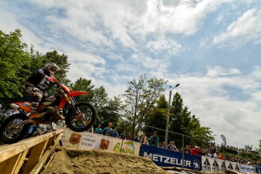 SIBIU, ROMANIA - 28 Temmuz: Red Bull ROMANIACS Hard Enduro Rallisi 'nde bilinmeyen bir rakip. Dünyanın en zor dayanıklı rallisi. 24-28 Temmuz 2018 tarihleri arasında Romanya 'nın Sibiu kentinde