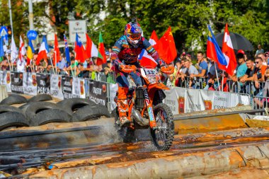 SIBIU, ROMANIA - 28 Temmuz: Red Bull ROMANIACS Hard Enduro Rallisi 'nde bilinmeyen bir rakip. Dünyanın en zor dayanıklı rallisi. 24-28 Temmuz 2018 tarihleri arasında Romanya 'nın Sibiu kentinde