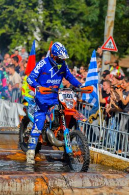 SIBIU, ROMANIA - 28 Temmuz: Red Bull ROMANIACS Hard Enduro Rallisi 'nde bilinmeyen bir rakip. Dünyanın en zor dayanıklı rallisi. 24-28 Temmuz 2018 tarihleri arasında Romanya 'nın Sibiu kentinde