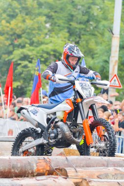 SIBIU, ROMANIA - 28 Temmuz: Red Bull ROMANIACS Hard Enduro Rallisi 'nde bilinmeyen bir rakip. Dünyanın en zor dayanıklı rallisi. 24-28 Temmuz 2018 tarihleri arasında Romanya 'nın Sibiu kentinde