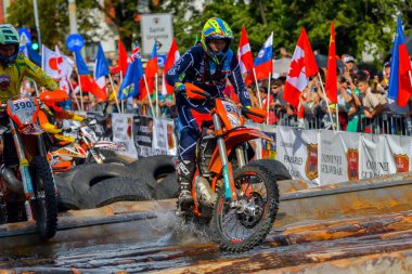 SIBIU, ROMANIA - 28 Temmuz: Red Bull ROMANIACS Hard Enduro Rallisi 'nde bilinmeyen bir rakip. Dünyanın en zor dayanıklı rallisi. 24-28 Temmuz 2018 tarihleri arasında Romanya 'nın Sibiu kentinde