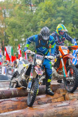 SIBIU, ROMANIA - 28 Temmuz: Red Bull ROMANIACS Hard Enduro Rallisi 'nde bilinmeyen bir rakip. Dünyanın en zor dayanıklı rallisi. 24-28 Temmuz 2018 tarihleri arasında Romanya 'nın Sibiu kentinde