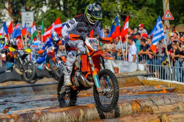 SIBIU, ROMANIA - 28 Temmuz: Red Bull ROMANIACS Hard Enduro Rallisi 'nde bilinmeyen bir rakip. Dünyanın en zor dayanıklı rallisi. 24-28 Temmuz 2018 tarihleri arasında Romanya 'nın Sibiu kentinde