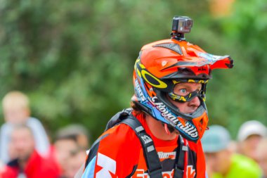 SIBIU, ROMANIA - 28 Temmuz: Red Bull ROMANIACS Hard Enduro Rallisi 'nde bilinmeyen bir rakip. Dünyanın en zor dayanıklı rallisi. 24-28 Temmuz 2018 tarihleri arasında Romanya 'nın Sibiu kentinde