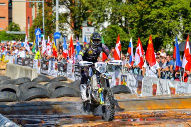 SIBIU, ROMANIA - 28 Temmuz: Red Bull ROMANIACS Hard Enduro Rallisi 'nde bilinmeyen bir rakip. Dünyanın en zor dayanıklı rallisi. 24-28 Temmuz 2018 tarihleri arasında Romanya 'nın Sibiu kentinde
