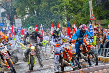 SIBIU, ROMANIA - 28 Temmuz: Red Bull ROMANIACS Hard Enduro Rallisi 'nde bilinmeyen bir rakip. Dünyanın en zor dayanıklı rallisi. 24-28 Temmuz 2018 tarihleri arasında Romanya 'nın Sibiu kentinde