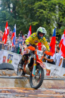 SIBIU, ROMANIA - 28 Temmuz: Red Bull ROMANIACS Hard Enduro Rallisi 'nde bilinmeyen bir rakip. Dünyanın en zor dayanıklı rallisi. 24-28 Temmuz 2018 tarihleri arasında Romanya 'nın Sibiu kentinde