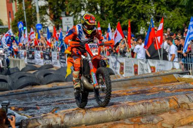 SIBIU, ROMANIA - 28 Temmuz: Red Bull ROMANIACS Hard Enduro Rallisi 'nde bilinmeyen bir rakip. Dünyanın en zor dayanıklı rallisi. 24-28 Temmuz 2018 tarihleri arasında Romanya 'nın Sibiu kentinde