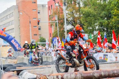SIBIU, ROMANIA - 28 Temmuz: Red Bull ROMANIACS Hard Enduro Rallisi 'nde bilinmeyen bir rakip. Dünyanın en zor dayanıklı rallisi. 24-28 Temmuz 2018 tarihleri arasında Romanya 'nın Sibiu kentinde