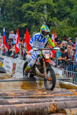 SIBIU, ROMANIA - 28 Temmuz: Red Bull ROMANIACS Hard Enduro Rallisi 'nde bilinmeyen bir rakip. Dünyanın en zor dayanıklı rallisi. 24-28 Temmuz 2018 tarihleri arasında Romanya 'nın Sibiu kentinde