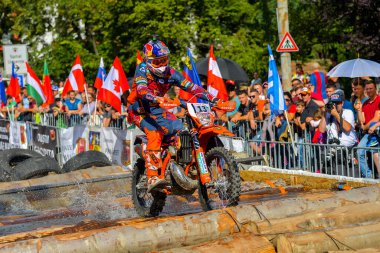 SIBIU, ROMANIA - 28 Temmuz: Red Bull ROMANIACS Hard Enduro Rallisi 'nde bilinmeyen bir rakip. Dünyanın en zor dayanıklı rallisi. 24-28 Temmuz 2018 tarihleri arasında Romanya 'nın Sibiu kentinde