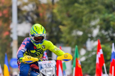 SIBIU, ROMANIA - 28 Temmuz: Red Bull ROMANIACS Hard Enduro Rallisi 'nde bilinmeyen bir rakip. Dünyanın en zor dayanıklı rallisi. 24-28 Temmuz 2018 tarihleri arasında Romanya 'nın Sibiu kentinde