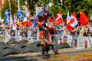 SIBIU, ROMANIA - 28 Temmuz: Red Bull ROMANIACS Hard Enduro Rallisi 'nde bilinmeyen bir rakip. Dünyanın en zor dayanıklı rallisi. 24-28 Temmuz 2018 tarihleri arasında Romanya 'nın Sibiu kentinde