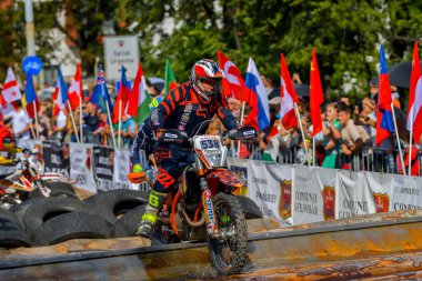 SIBIU, ROMANIA - 28 Temmuz: Red Bull ROMANIACS Hard Enduro Rallisi 'nde bilinmeyen bir rakip. Dünyanın en zor dayanıklı rallisi. 24-28 Temmuz 2018 tarihleri arasında Romanya 'nın Sibiu kentinde