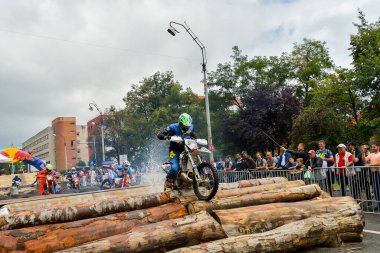 SIBIU, ROMANIA - 28 Temmuz: Red Bull ROMANIACS Hard Enduro Rallisi 'nde bilinmeyen bir rakip. Dünyanın en zor dayanıklı rallisi. 24-28 Temmuz 2018 tarihleri arasında Romanya 'nın Sibiu kentinde