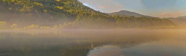 Sis, Piatra Neamt ve Romanya 'nın bistrita nehrinin panoramik manzarası