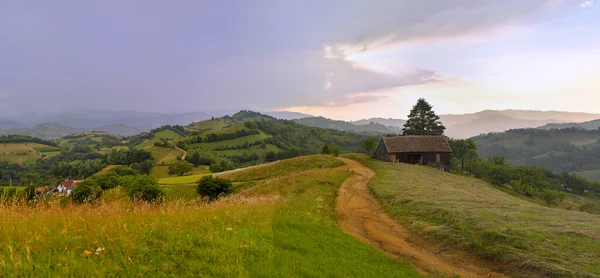 从罗马尼亚Holbav俯瞰Bucegi山脉的全景 — 图库照片