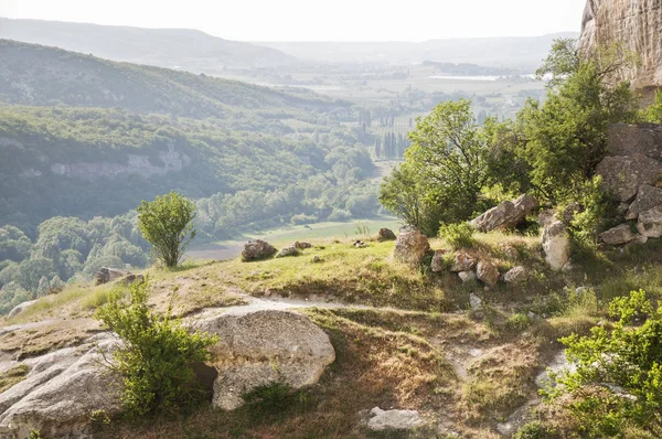 Manzara dağlık Kırım. Gelen mağara şehir, Kachi Kalion Bahçesaray yakınlarında görüntülemek