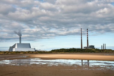 Dublin. İrlanda - 17 Eylül 2017: Büyük duman, Poolbeg güç istasyonu Dublin Dublin Bay.The sanayi peyzaj