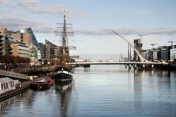 Dublin.Ireland - 17 Eylül 2017: Samuel Beckett'ın Köprüsü yakınlarında Liffey set of görünüm