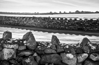 County Clare, İrlanda - 23 Haziran 2018: İrlandalı eski taş duvar