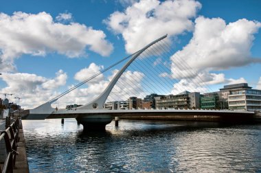 Dublin. İrlanda - Eylül 17, 2017:Samuel Beckett köprü nehir Liffey karşısında