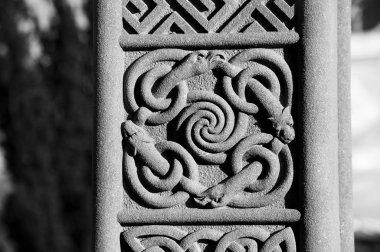 Dublin.Ireland - 25 Şubat 2018: Celtic Glasnevin mezarlığındaki mezar çarmıhta süsleme.