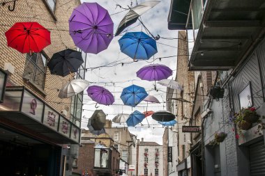 Dublin. İrlanda - 08 Ağustos 2017: çok renkli şemsiyeler sokak üzerinde