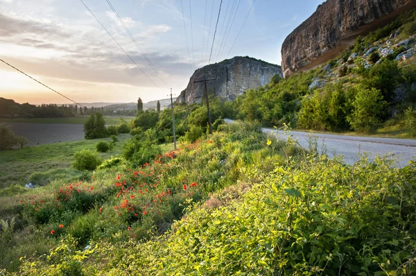 Dağlık Crimeain bahar zaman manzara. Yakın mağara şehir, Kachi Kalion Bahçesaray yakınlarında görüntülemek