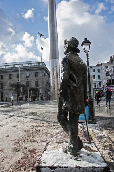 Dublin.Ireland - 28 Şubat 2018: James Joyce bir bronz anıt ve bir kulenin