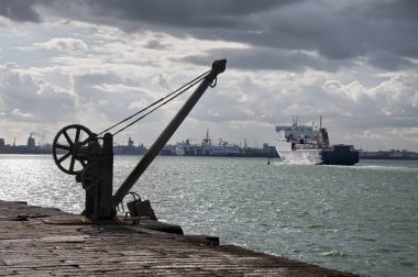 Dublin. İrlanda - 03 Ağustos 2017: Poolbeg deniz feneri Güney dalgakıran limandan Dublin görünüm