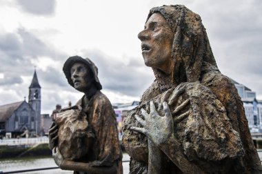 Dublin.Ireland-Nisan 22, 2018: Kıtlık heykeller, özel ev Quay Dublin Docklands 