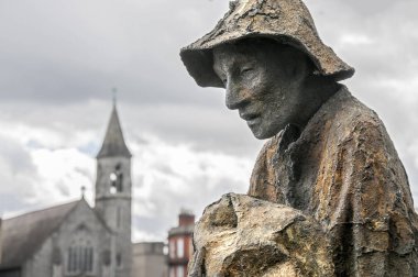 Dublin.Ireland-Nisan 22, 2018: Kıtlık heykeller, özel ev Quay Dublin Docklands