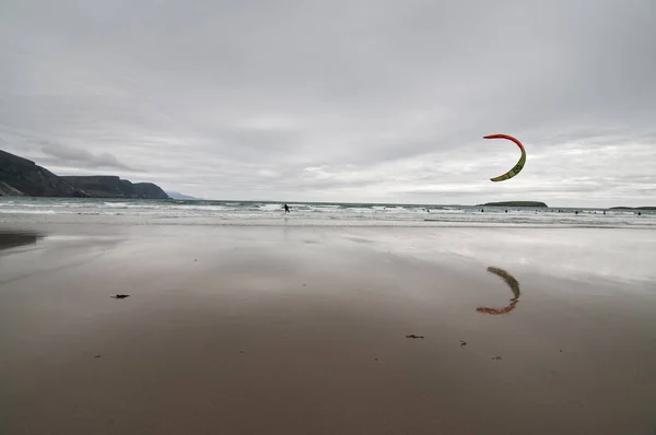 Ierland Achill Island Eenzame Kitesurfer Een Verlaten Ocean Shore — Stockfoto