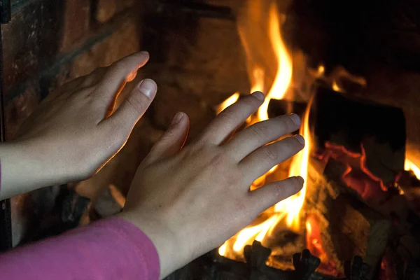 Ellerinizi sıcak ateşin sıcağında