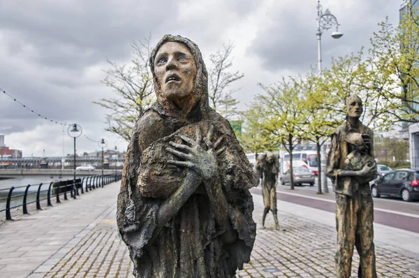 Dublin.Ireland-Nisan 22, 2018: Kıtlık heykeller, özel ev Quay Dublin Docklands