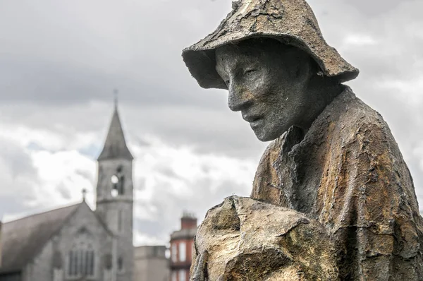 Dublin.Ireland-Nisan 22, 2018: Kıtlık heykeller, özel ev Quay Dublin Docklands