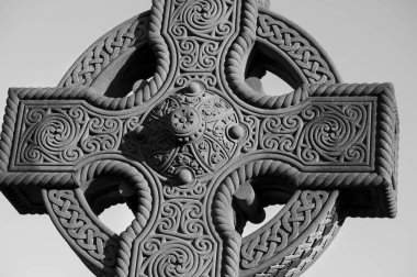 Dublin.Ireland - 25 Şubat 2018: Celtic Glasnevin mezarlığındaki mezar çarmıhta süsleme.