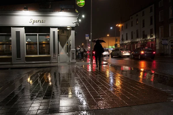Dublin. İrlanda - Kasım 20, 2017:evening Sonbahar yağmur altında sokak